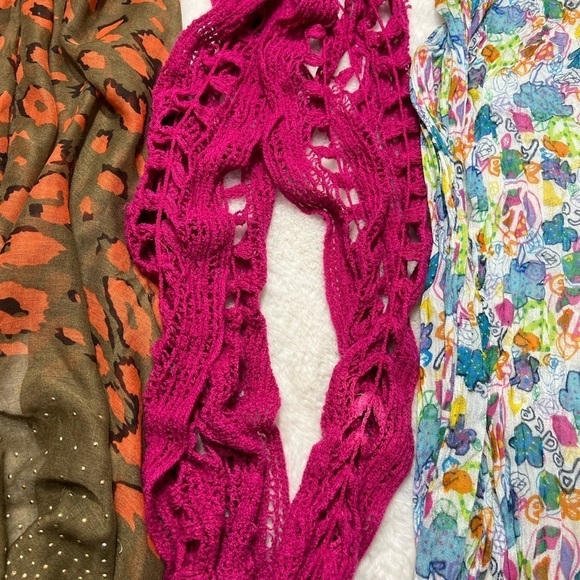 Peace sign scarf and others - Picture 1 of 7